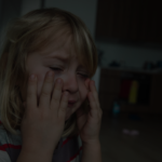 Criança entregue ao pai abusador